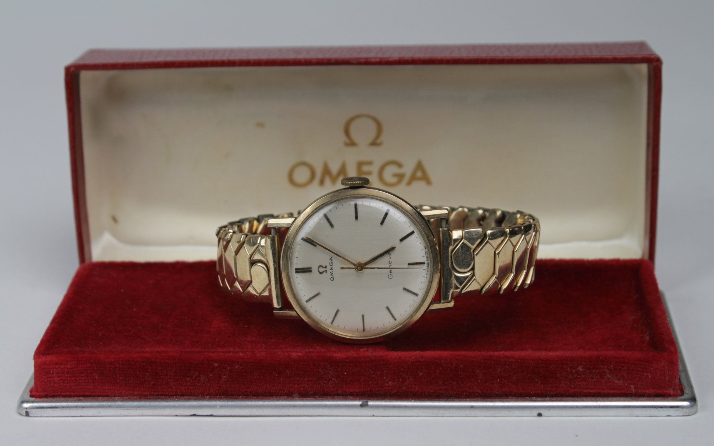 Boxed gents 9ct cased Omega Geneve wristwatch, hallmarked Birmingham 1970 (Serial number