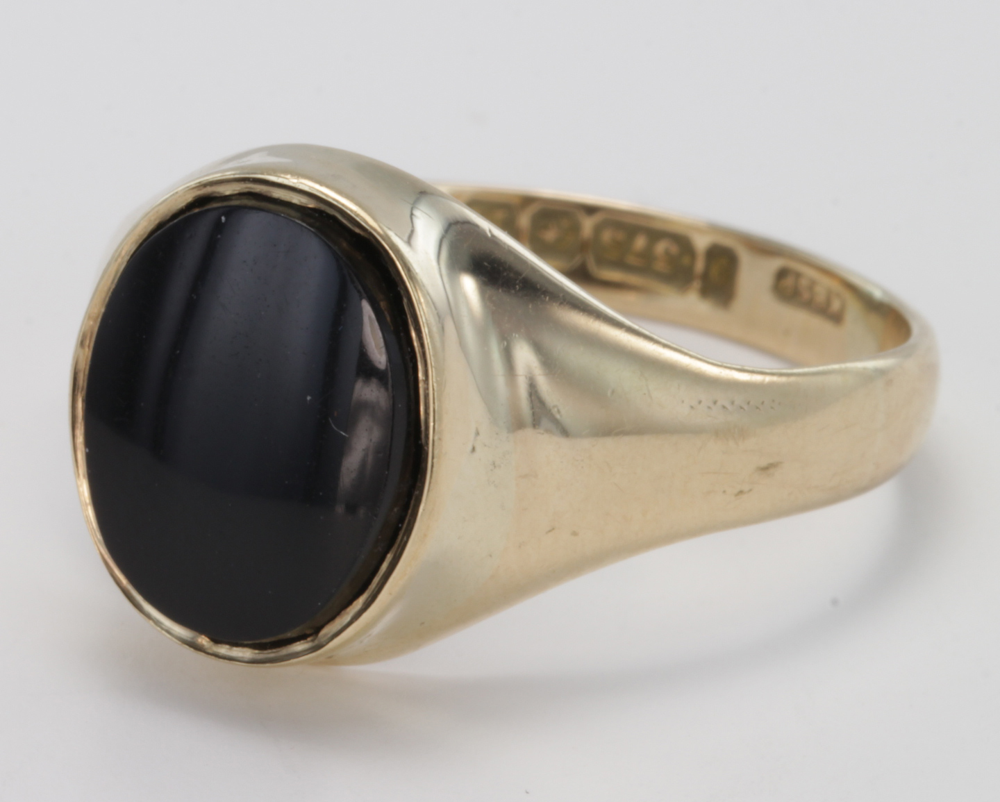 9ct Gold Gents Onyx Ring size V weight 4.5g