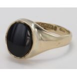 9ct Gold Gents Onyx Ring size V weight 4.5g