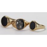 Three 9ct Gold Gents Onyx set Rings weight 12.5g