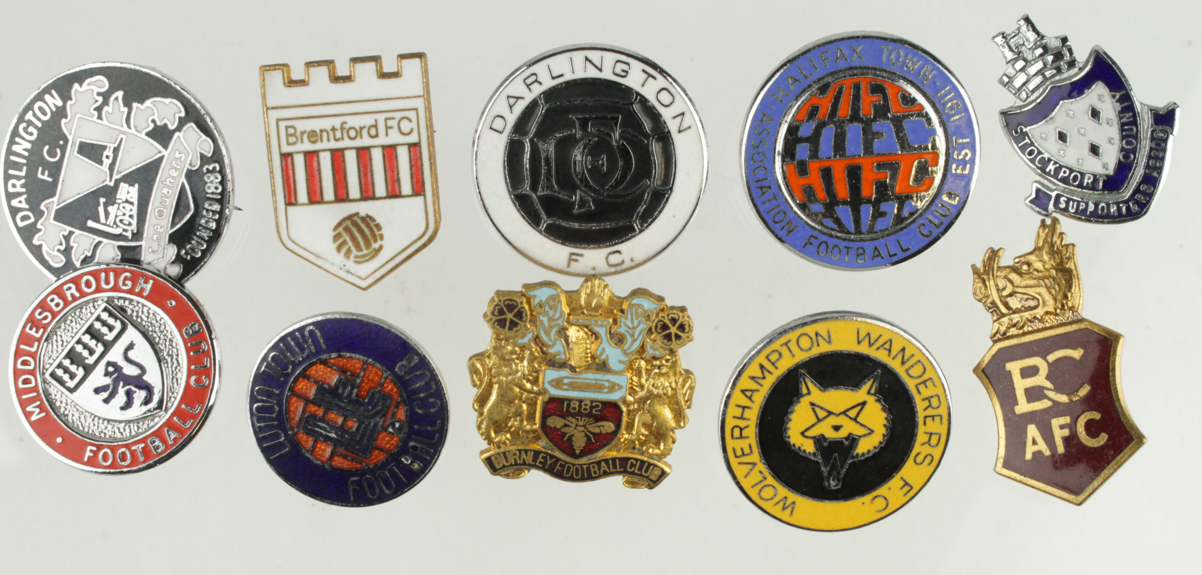 Football badges (10) - various.