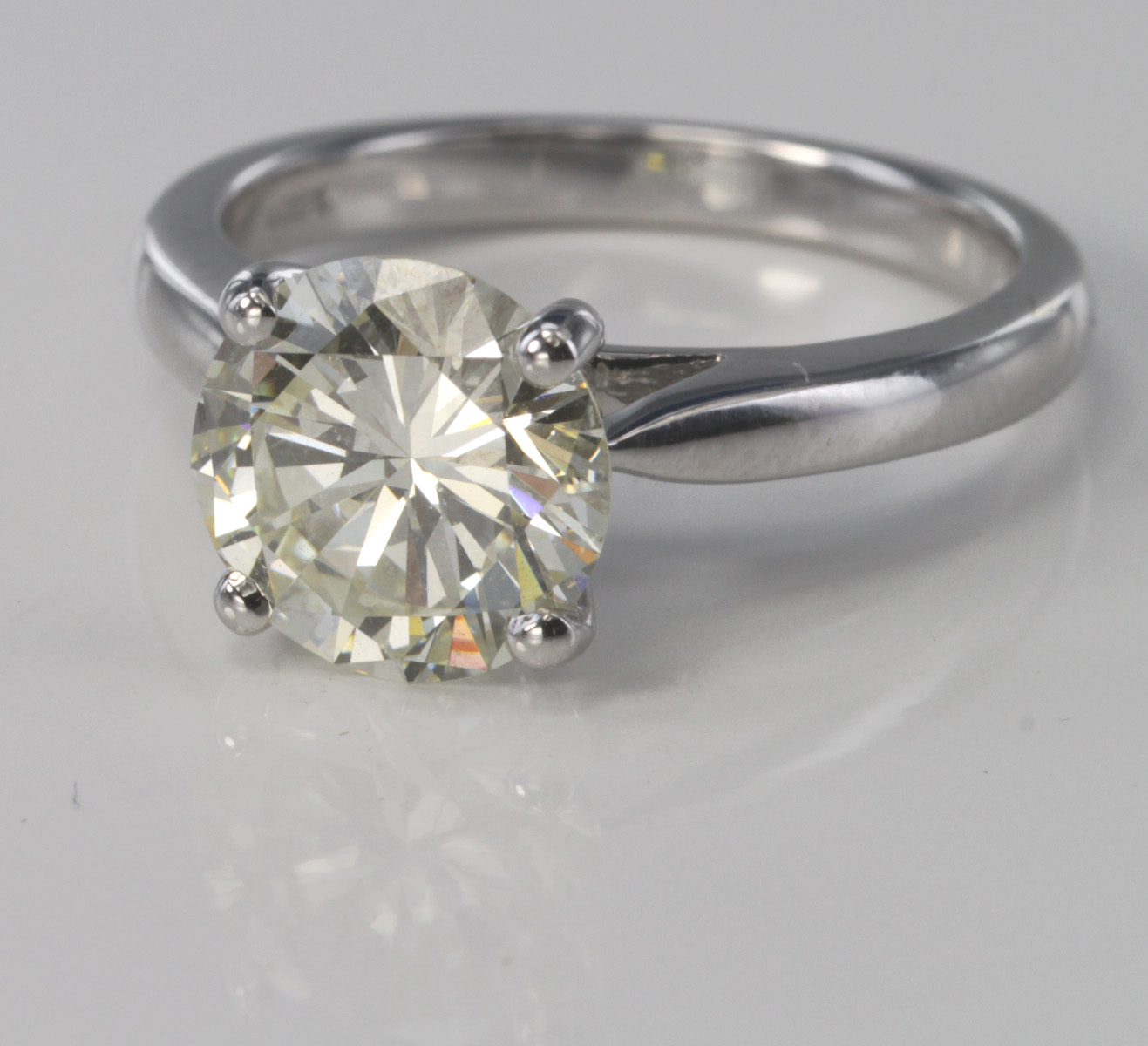 Fine 18ct white gold ring set with round brilliant cut diamond with known diamond weight of 2. - Image 2 of 4