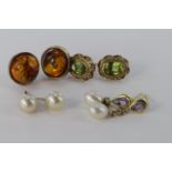 9ct and amber round stud earrings, weight 2g. 9ct and peridot oval stud earrings, weight 1.9g. 9ct