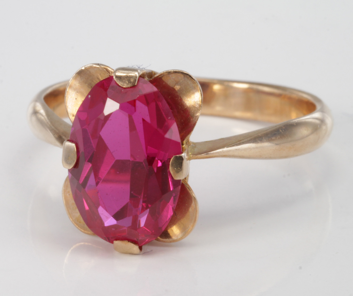 14ct yellow gold synthetic ruby solitaire ring, size Q, weight 4.1g.