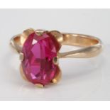 14ct yellow gold synthetic ruby solitaire ring, size Q, weight 4.1g.