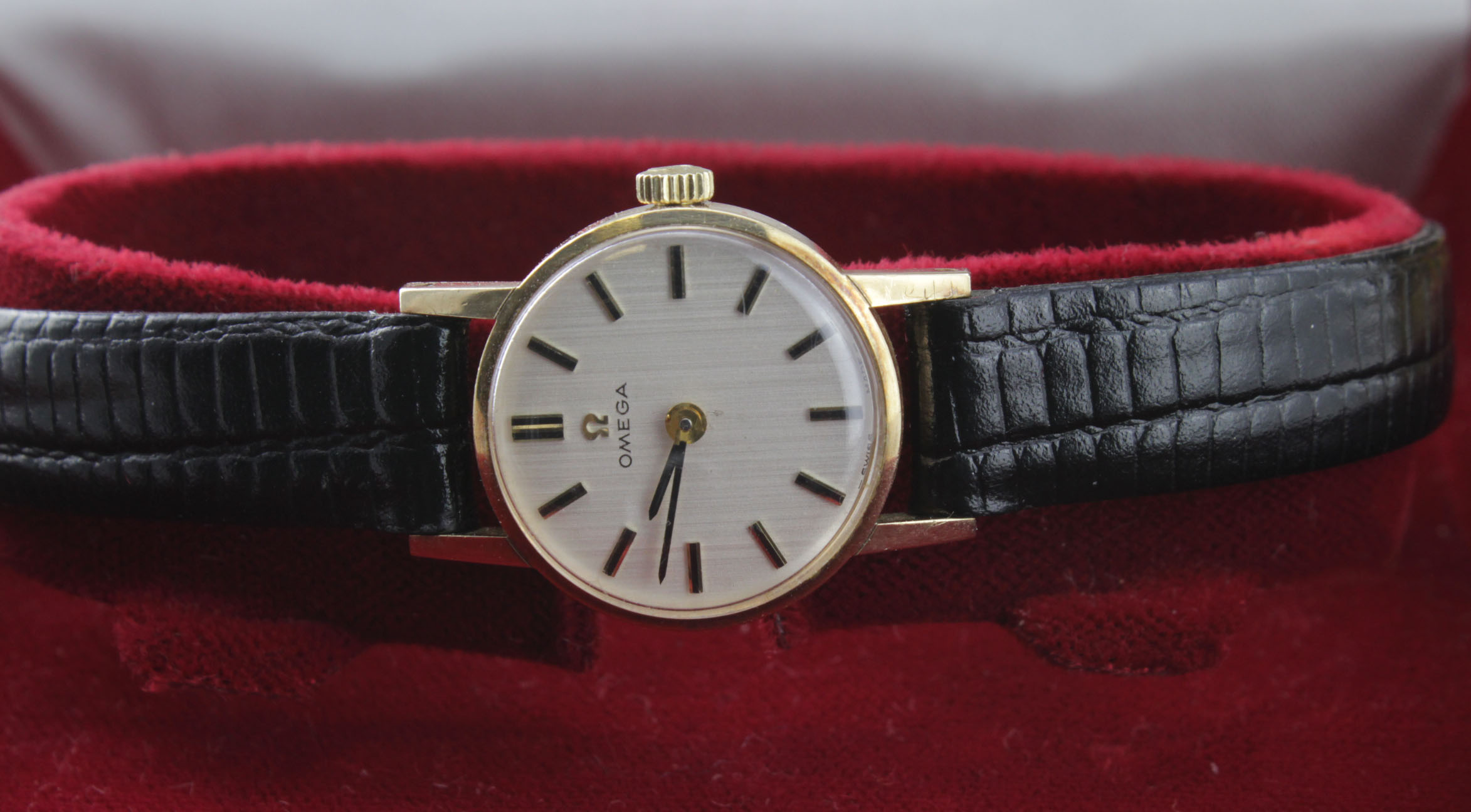 Ladies 9ct gold cased Omega wristwatch (serial number 35936026) the champagne dial with gilt baton - Image 2 of 2