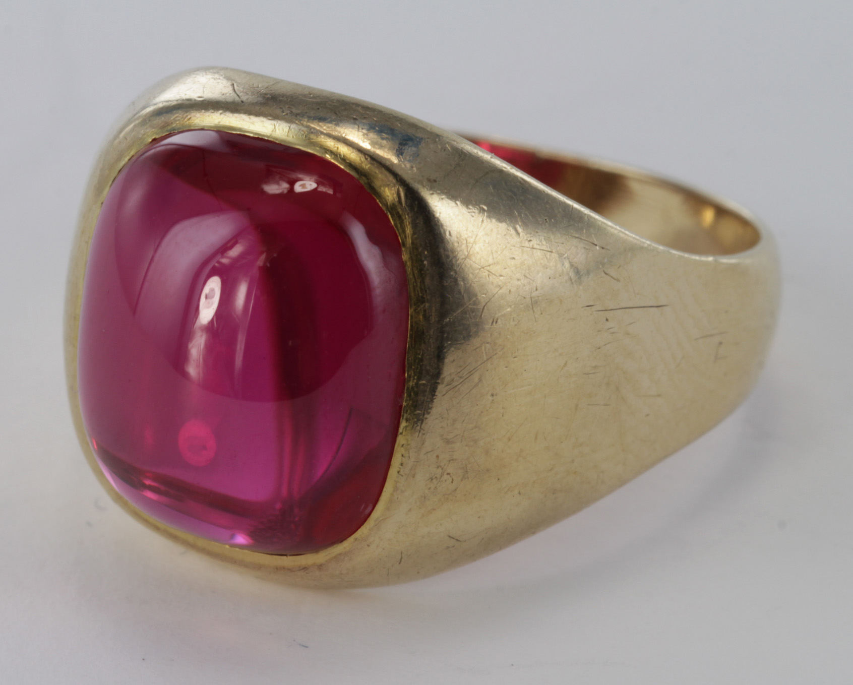 9ct Gold Gents Cabochon synthetic Ruby Ring size T weight 6.2g