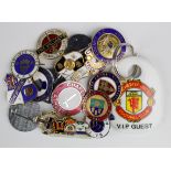 Football badges & Manchester United key fob (17 items).