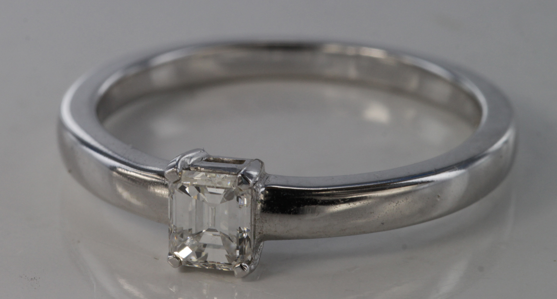 18ct White Gold Solitaire emerald cut Diamond Ring approx 0.25ct weight size N weight 3.3g