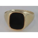 9ct Gold Gents Onyx Ring size V weight 4.6g