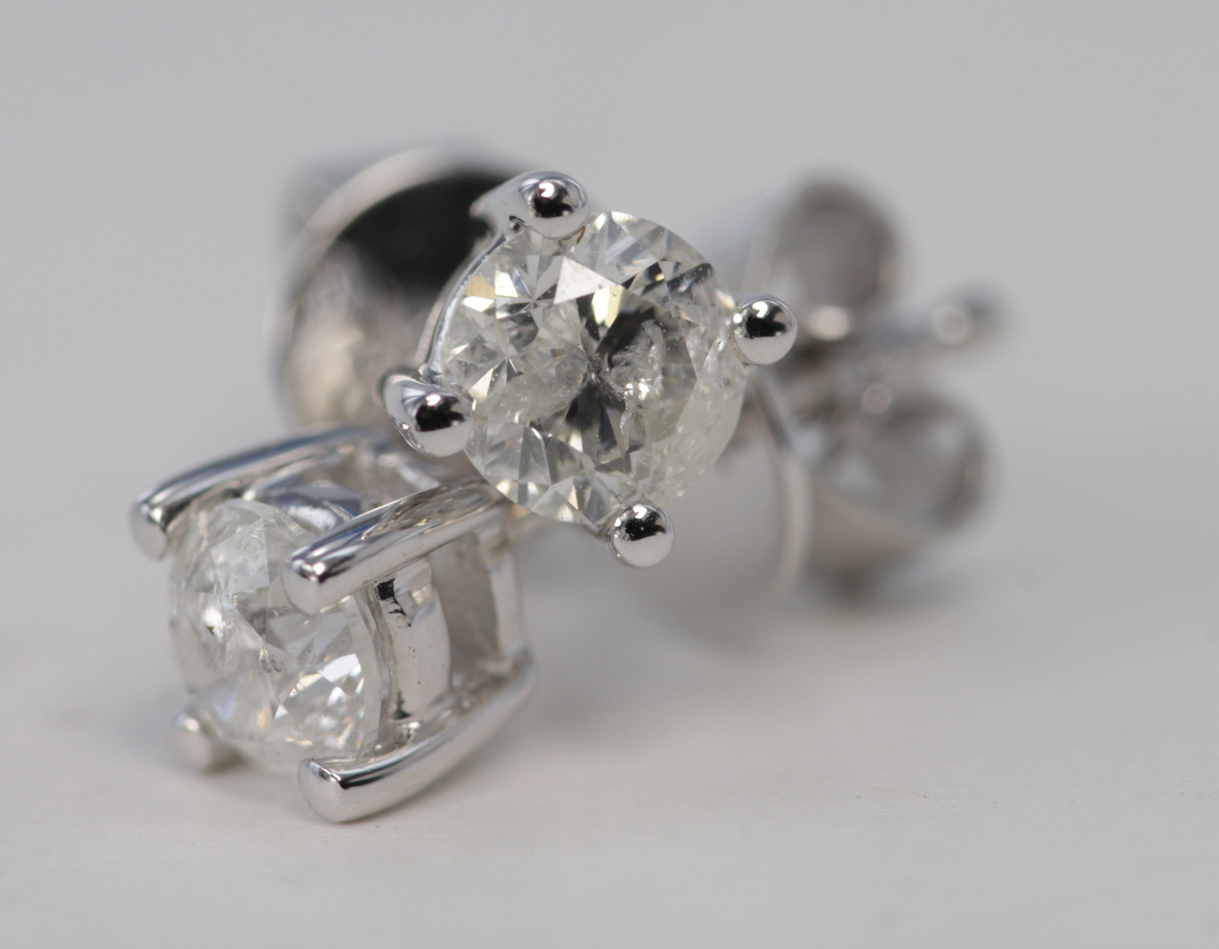 18ct white gold diamond single stone stud earrings 0.50ct, weight 1.3g.