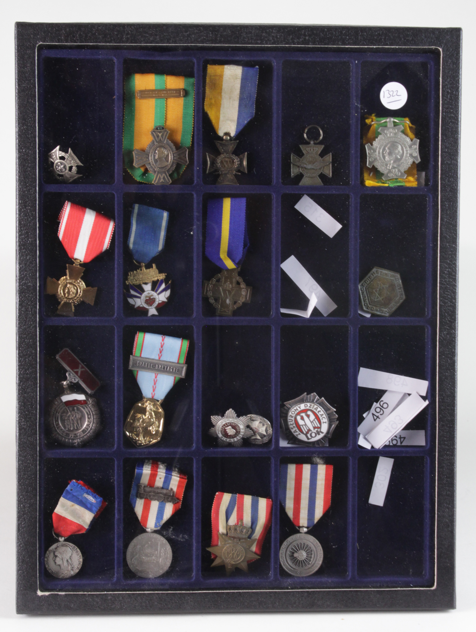 World range of medals and badges in tray inc Dutch, Polish, French, China, etc etc (18 items)