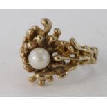 10ct yellow gold single pearl free form design ring, size O, weight 7.7g