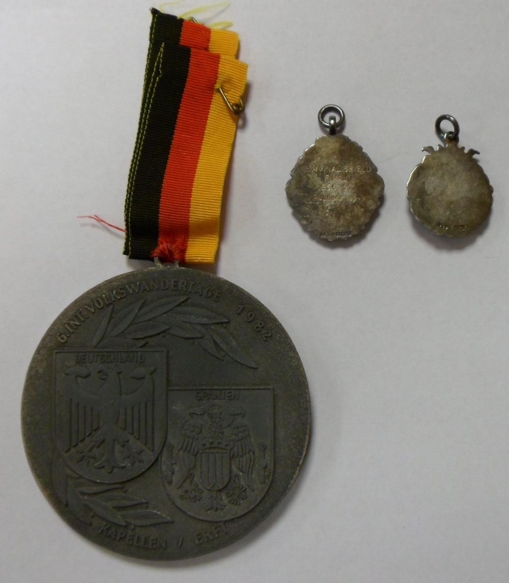 Football, World Cup 1982, Spain, large German football medallion showing World Cup & outline map - Image 2 of 2