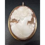 Modern 9ct gold oval shell cameo brooch/pendant, length 5cm.