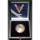 £2 gold proof coin commemorating the end of WWII 1945-2005, box and certificate, weight 16g.