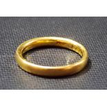 22ct gold ladies' wedding band, weight 3.8g approx.