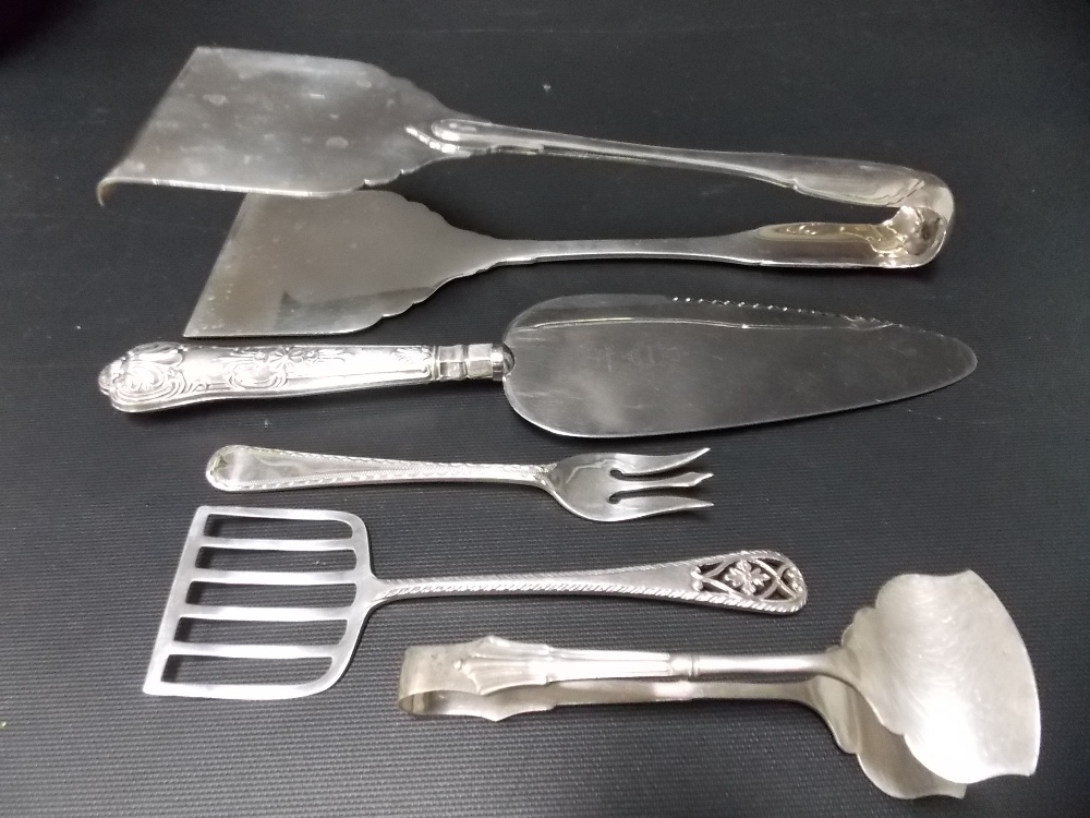 A pair of silver Edwardian serving tongs, Sheffield 1902; together with an Edwardian silver strainer