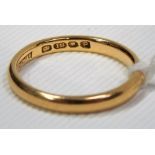 18ct gold wedding band, weight 2.8g approx