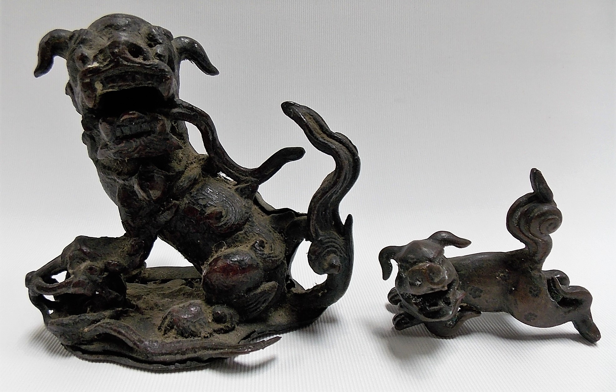 Chinese small bronze model of a Buddhist lion, height 3.5in together with a small Chinese bronze