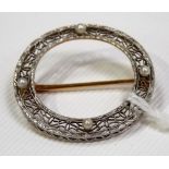 14k white metal filigree mounted annular brooch set with four seed pearls, weight 2.9g approx