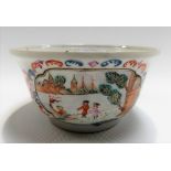 17th/18th Century Chinese Export famille rose bowl, painted with two reserves of two European