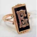 Victorian 9ct rose gold mourning ring, the rectangular front set with black onyx and a capital '