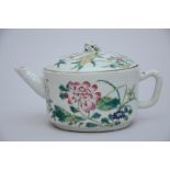 A teapot in Chinese porcelain 'flowers', Republic period (9cm)