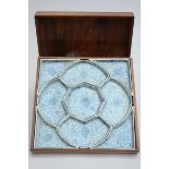 Set of 'sweat meat dishes' in Chinese porcelain with wooden box (*) (35x35cm)