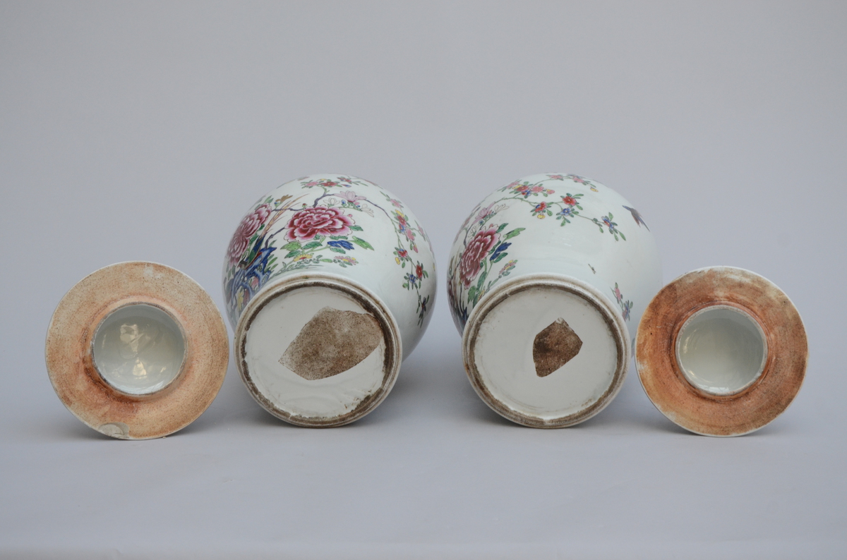 A pair of lidded vases in Samson porcelain (*) (46cm) - Image 3 of 3