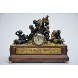 Clock in bronze on a wooden base 'playing children' (16x50x40cm)