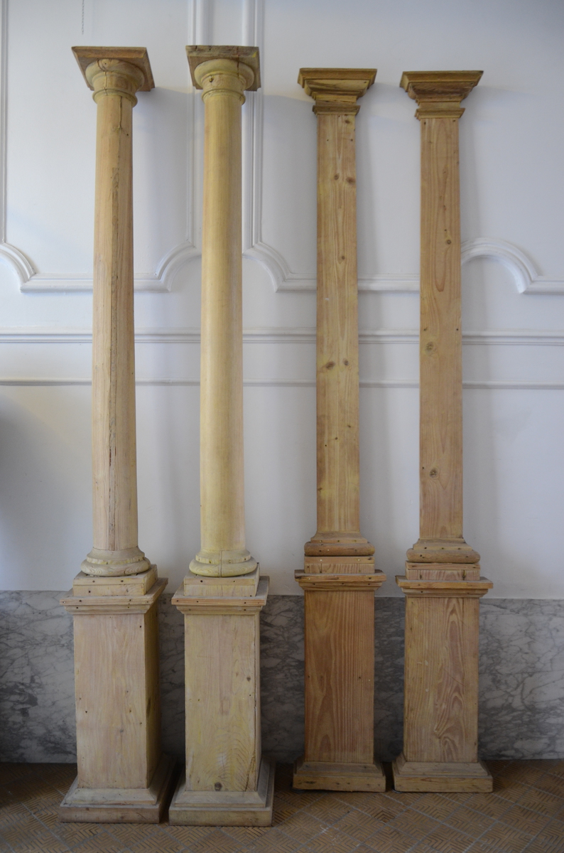 Lot: two pairs of wooden columns (296cm)