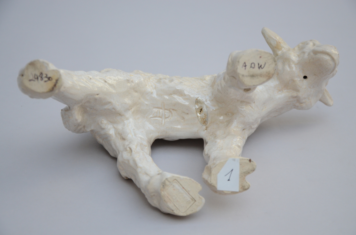 Domien Ingels: ceramic sculpture 'lamb' (26x12x18cm) - Image 2 of 3