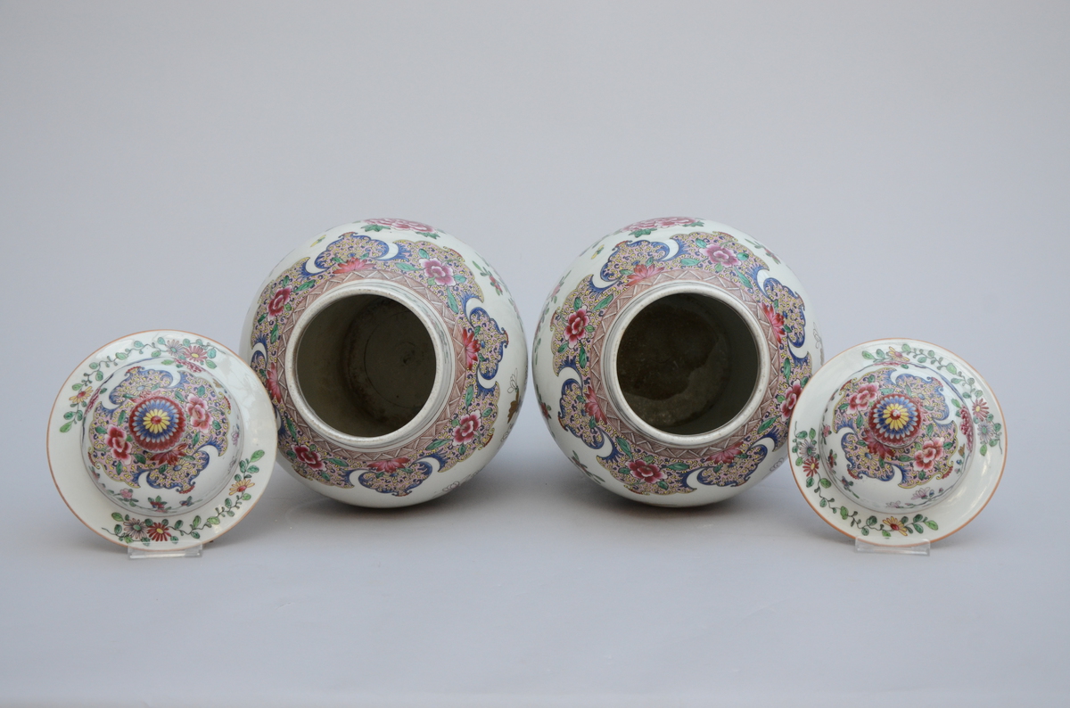 A pair of lidded vases in Samson porcelain (*) (46cm) - Image 2 of 3