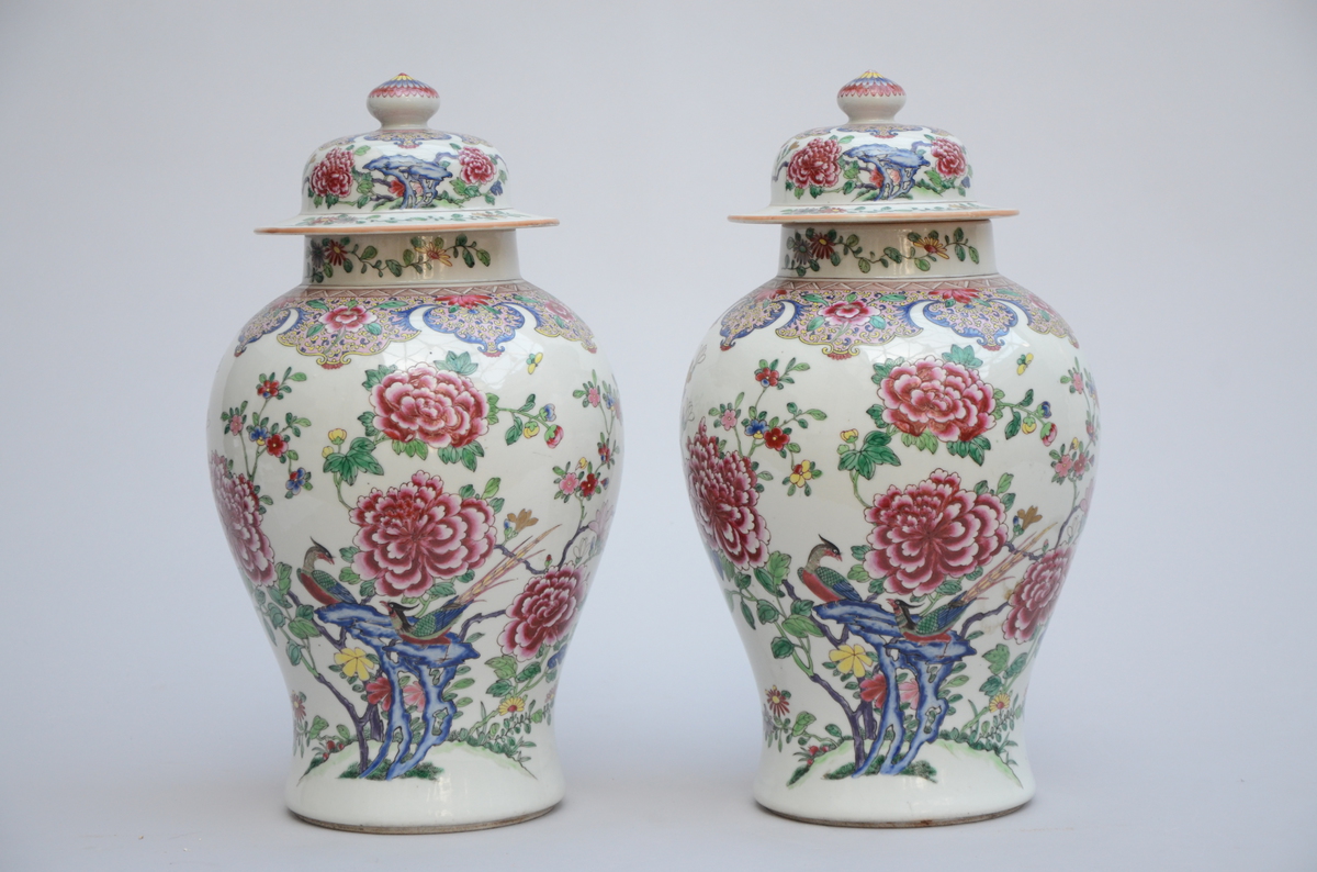 A pair of lidded vases in Samson porcelain (*) (46cm)