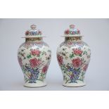 A pair of lidded vases in Samson porcelain (*) (46cm)