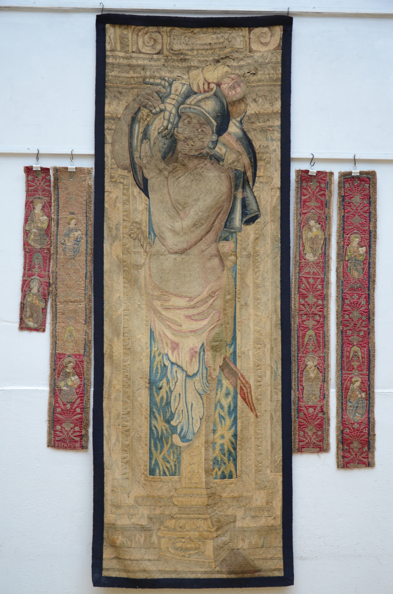 Lot: fragment of a Flemish tapestry with four small textile fragments (70x200cm)