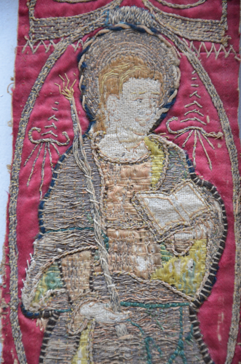 Lot: fragment of a Flemish tapestry with four small textile fragments (70x200cm) - Image 2 of 2