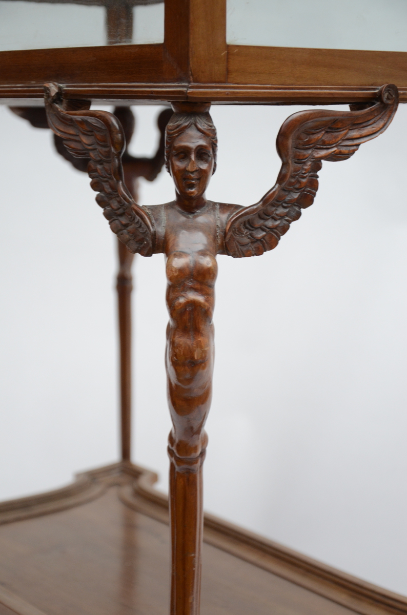 Table display case in walnut with winged caryatids (*) (50x80x84cm) - Image 2 of 2