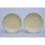 A pair of ivory colored monochrome dishes (13x3cm)