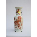 Vase in Chinese porcelain with iron red decoration 'foo dogs' (60cm)