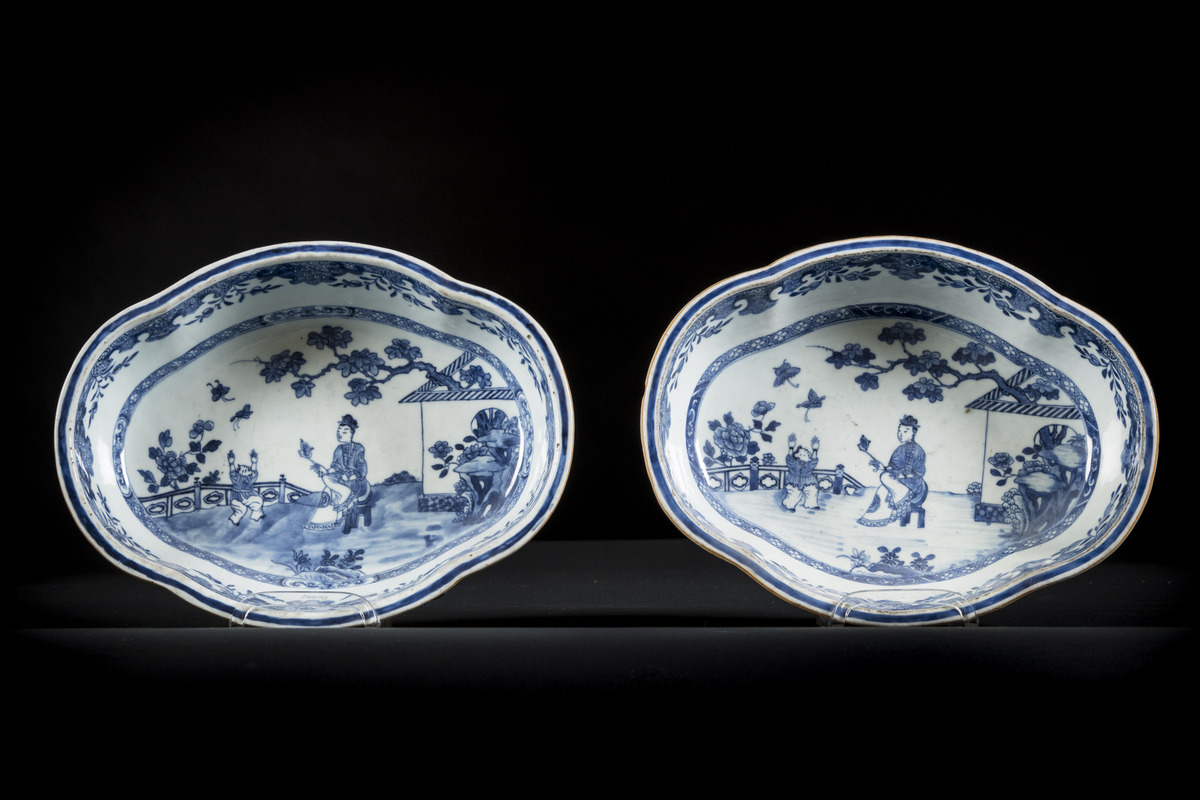 Pair of bowls in Chinese blue and white porcelain, 18th century (24x30x8cm)
