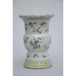 Spittoon in Chinese famille rose porcelain (*) (33cm)
