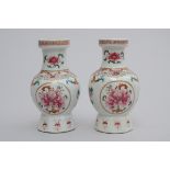 Pair of vases in Chinese porcelain 'flowers', marked (19cm)