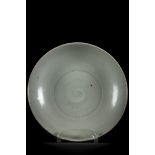 Celadon dish with engraved decoration (16x4cm)