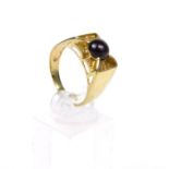 A Gentleman's, 9 ct yellow gold and garnet cabochon ring