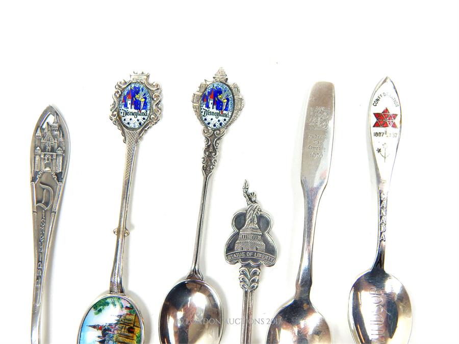 A collection of sterling silver and silver plated souvenir spoons for the USA and Canada - Image 2 of 2