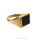 A vintage 9 ct yellow gold, gentleman's ring with black onyx panel