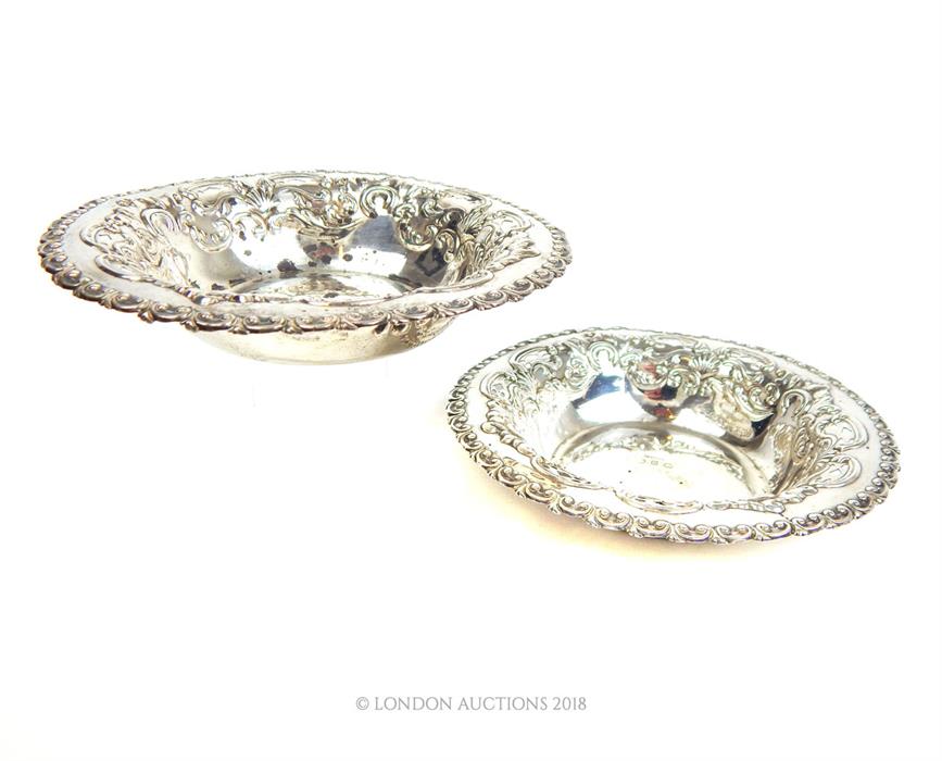 A pair of sterling silver circular bonbon dishes - Image 2 of 3