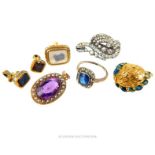 A small assortment of antique, gold and yellow metal jewellery items